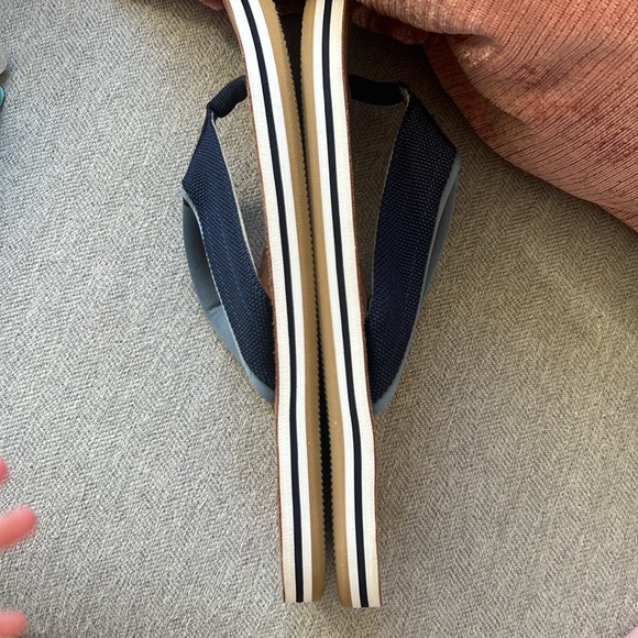 NWOT SZ 9 Sun + Stone men’s Navy Tan Faux Suede Flip Flops - Picture 5 of 5